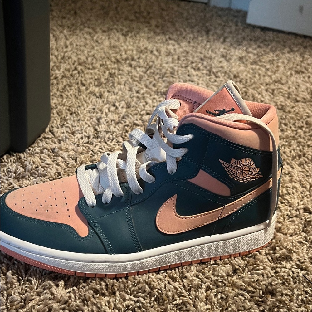 Nike Women's Sneakers in Teal and Peach